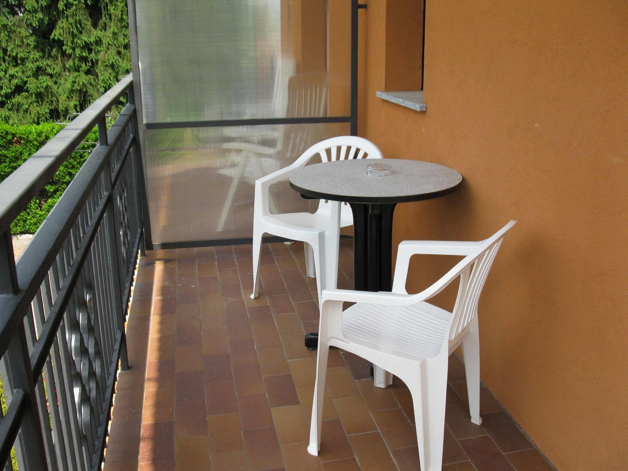 La Collina Hotel Casnate Con Bernate Exterior photo