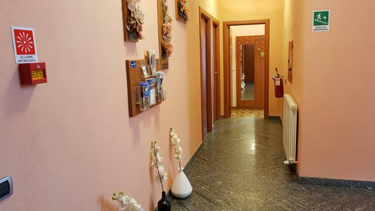 La Collina Hotel Casnate Con Bernate Exterior photo